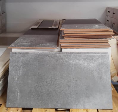 3035-234 ca 18 m² antraciet tegels voor de wand, 25x50 cm, nu voor