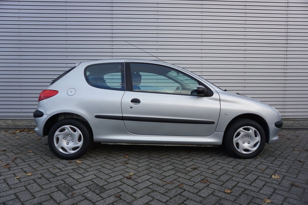 Peugeot 206 1.4 xt automaat - elektr. ramen / nieuwe apk!