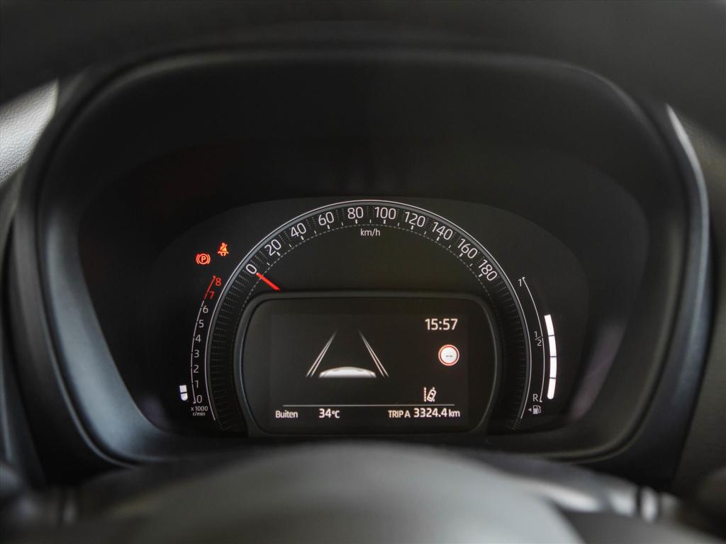 Toyota Aygo x 1.0 vvt-i mt 72pk premium | trekhaak | jbl sound system | app