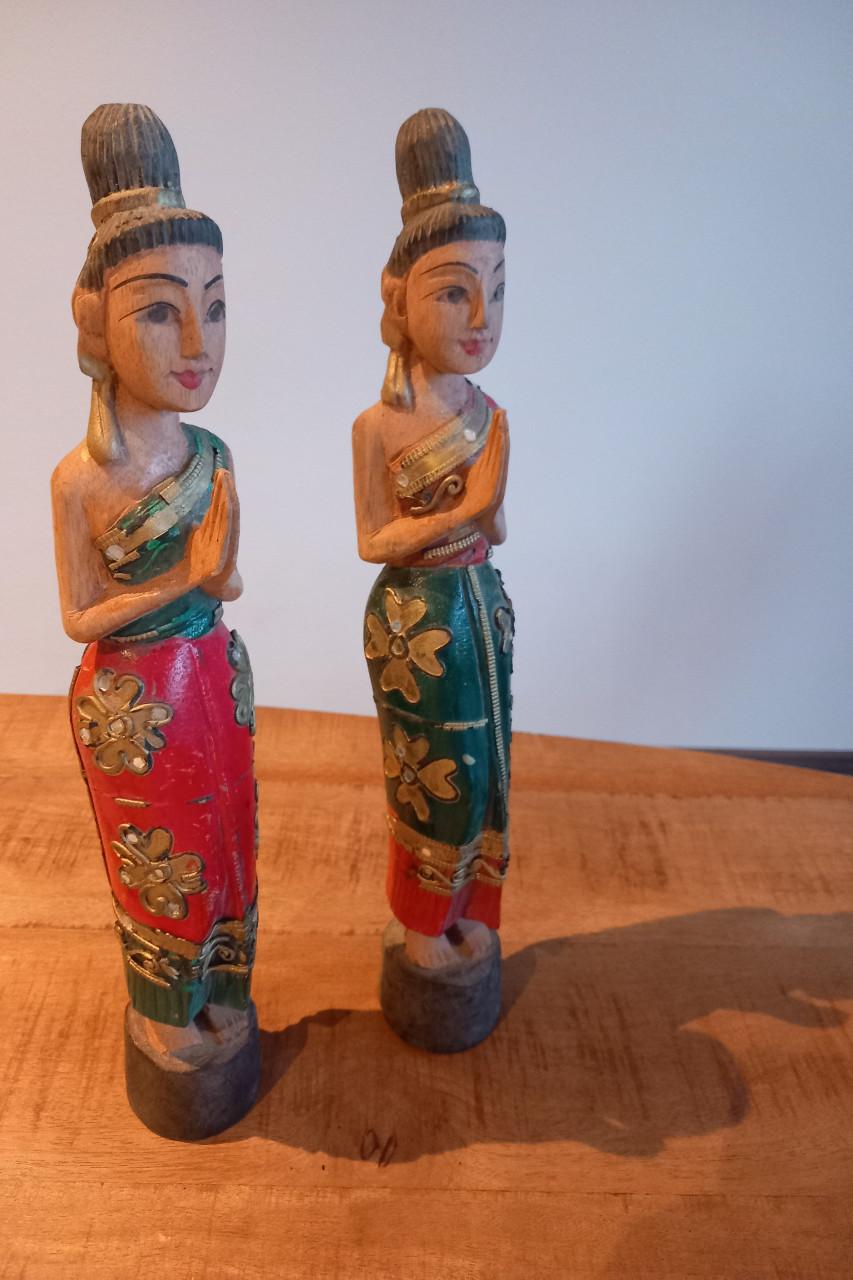 2 hout gesneden beeldjes