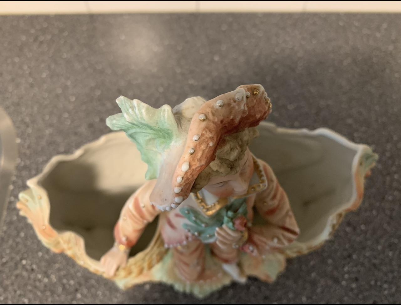 PLANTENBAKJE MET VICTORIAANSE JONGEN, GEMERKT