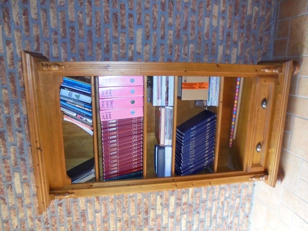 Bureau en boekenkast