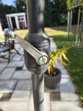 Luxe slinger parasol met voet