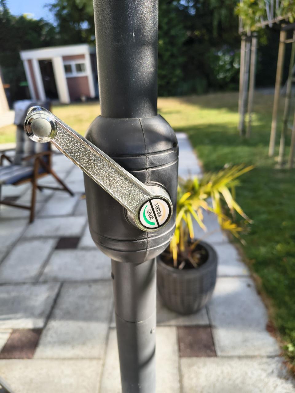 Luxe slinger parasol met voet
