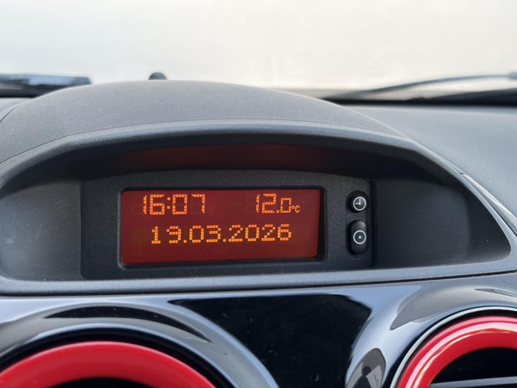 Opel Corsa 1.6-16v t color edition opc line cruise/bluetooth/17 inch!