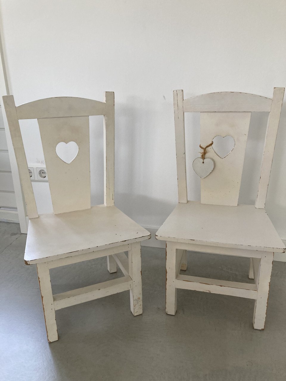 Te koop: 2 'hart'stikke schattige kinderstoeltjes
