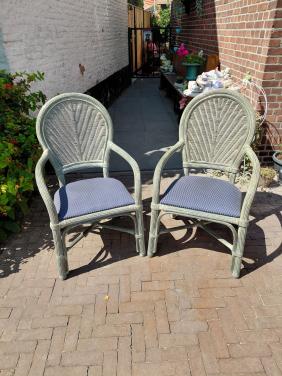 Twee rieten stoelen