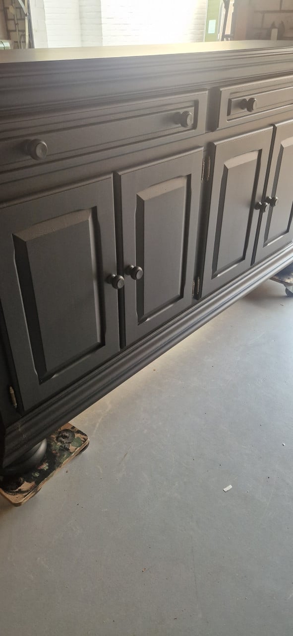 Mooi massief eiken dressoir in mat zwarte kleur