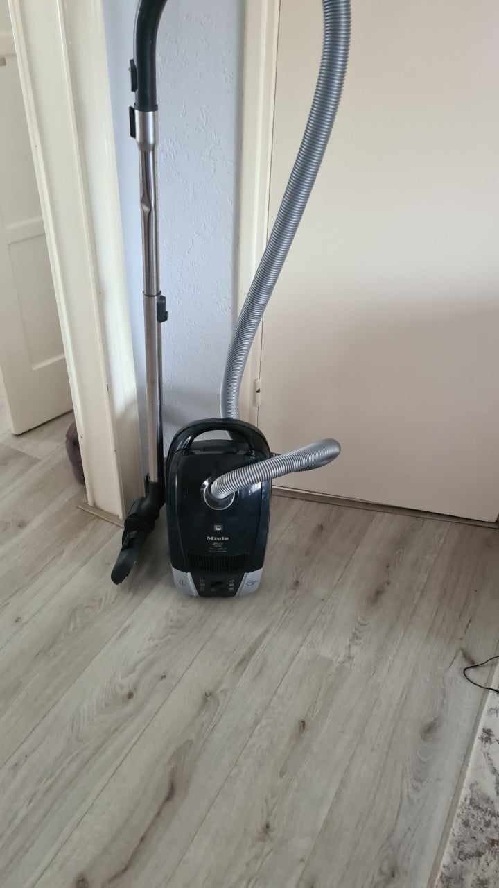 Stofzuiger merk MIELE met stofzak-220V-2000W-compleet