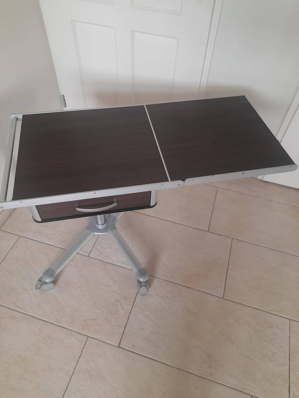 Nachtkastje Völker met verstelbaar tafelblad (verrijdbaar / verstelbaar