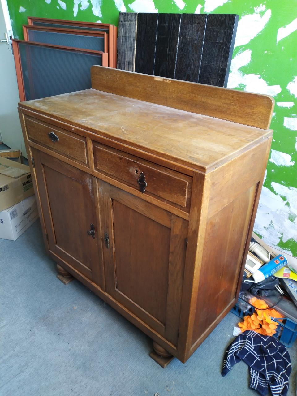 Klein houten dressoir minimaal 50 jaar oud, 50 euro