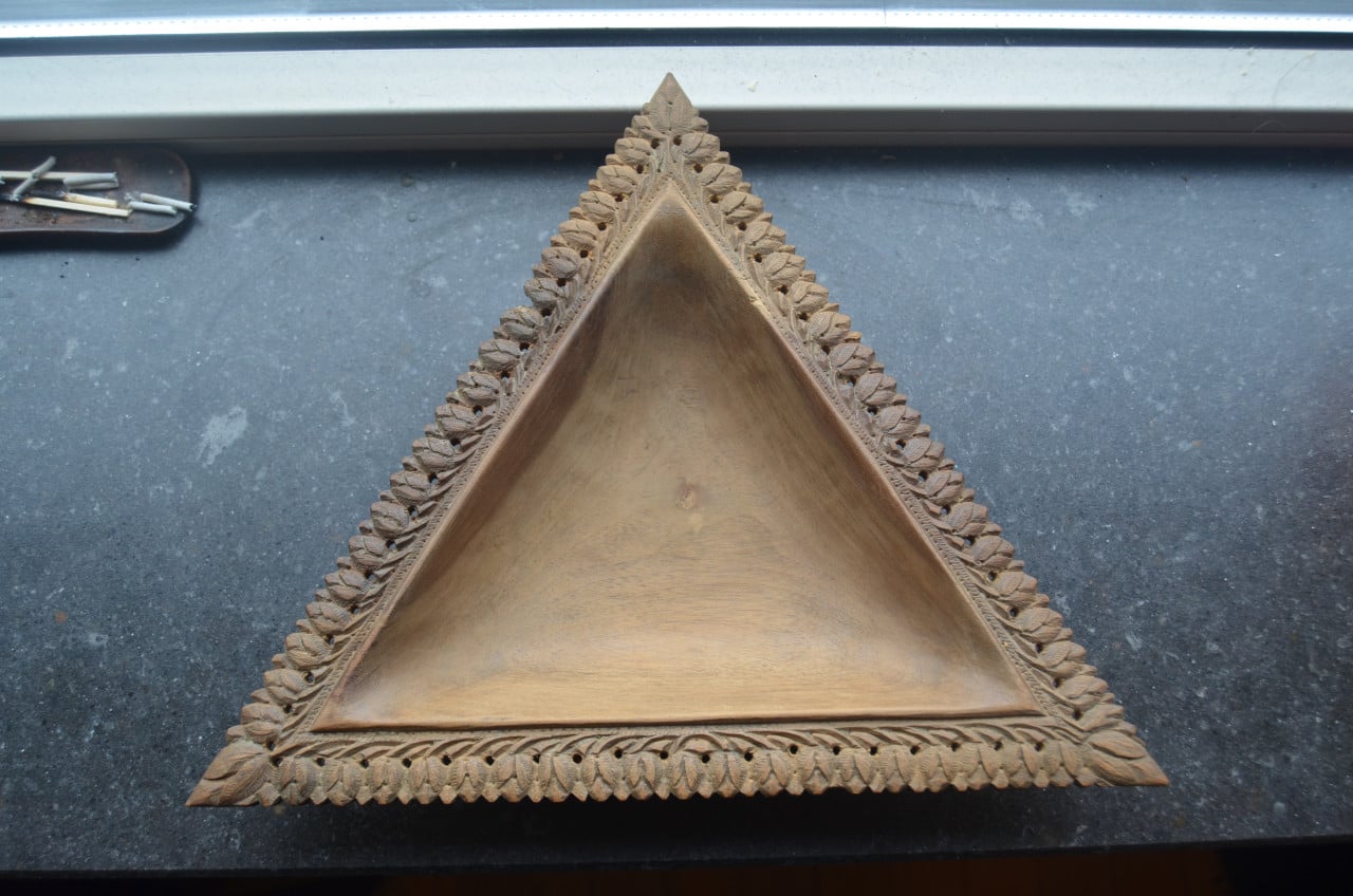 2 Leuke (Indische?) houten bakjes in goede staat