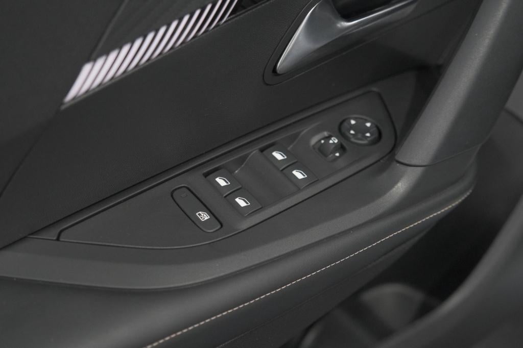 Peugeot 2008 1.2 puretech 100 allure | apple carplay | parkeersensoren | cl