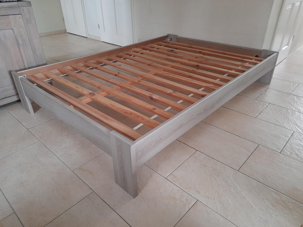 Mooi bed 140 x 200 (in goede nette staat )