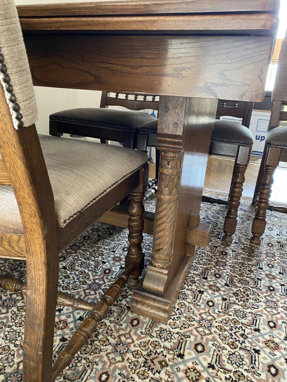 4 stoelen + massief houten tafel met uitschuifblad