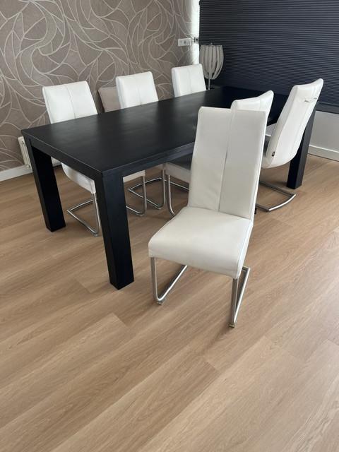 Zwarte eettafel met 6 witte leren stoelen