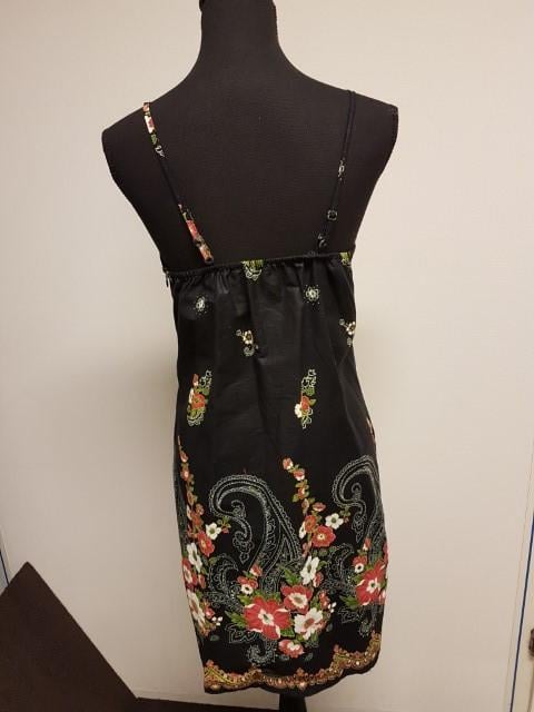 Jurk met parels en borduursels en vestje