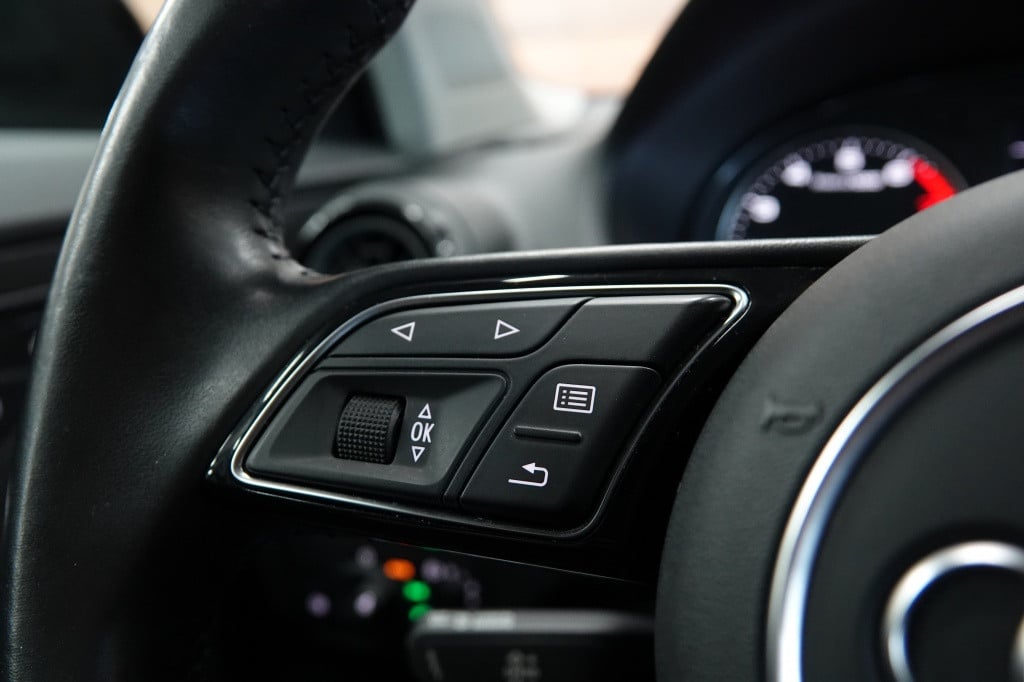Audi Q2 30 tfsi | stoelverw. | leder | pdc |