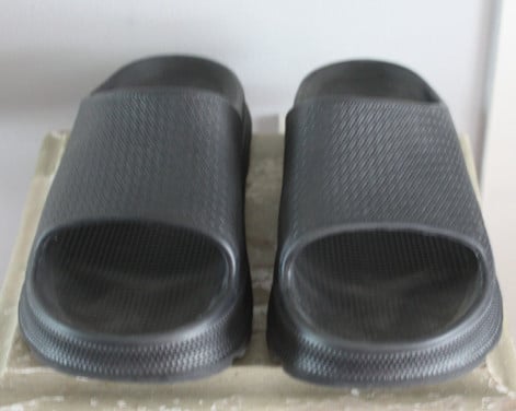 Nieuwe zwarte slippers  maat 39