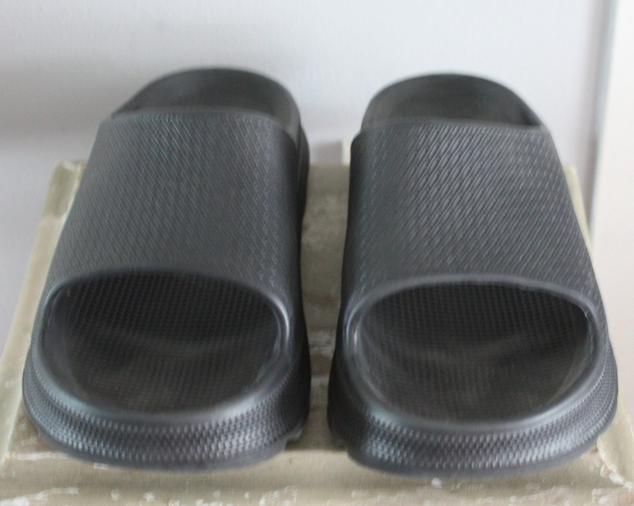 Nieuwe zwarte slippers  maat 39