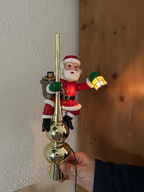 Bewegende Kerstman op piek.