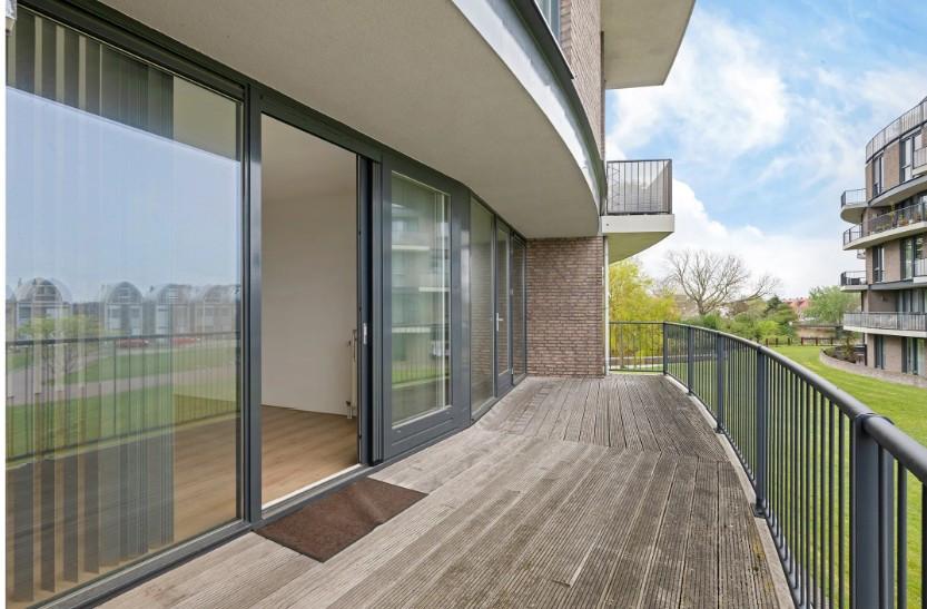 Een luxueus instap klaar appartement op de 2e woonlaag met een groot balkon