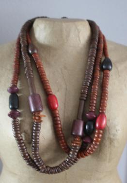 Houten ketting met verschillende kleuren