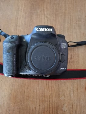 Canon 7D Mark II + batt. grip + wifi adapter
