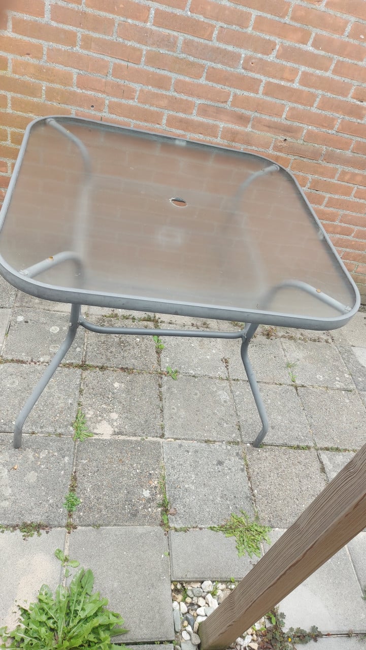 Vierkante tuintafel