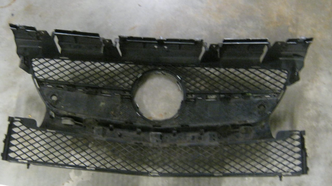 Te koop mercedes gril 2 x voor gla en slk mogen allebij weg voor 50 euro