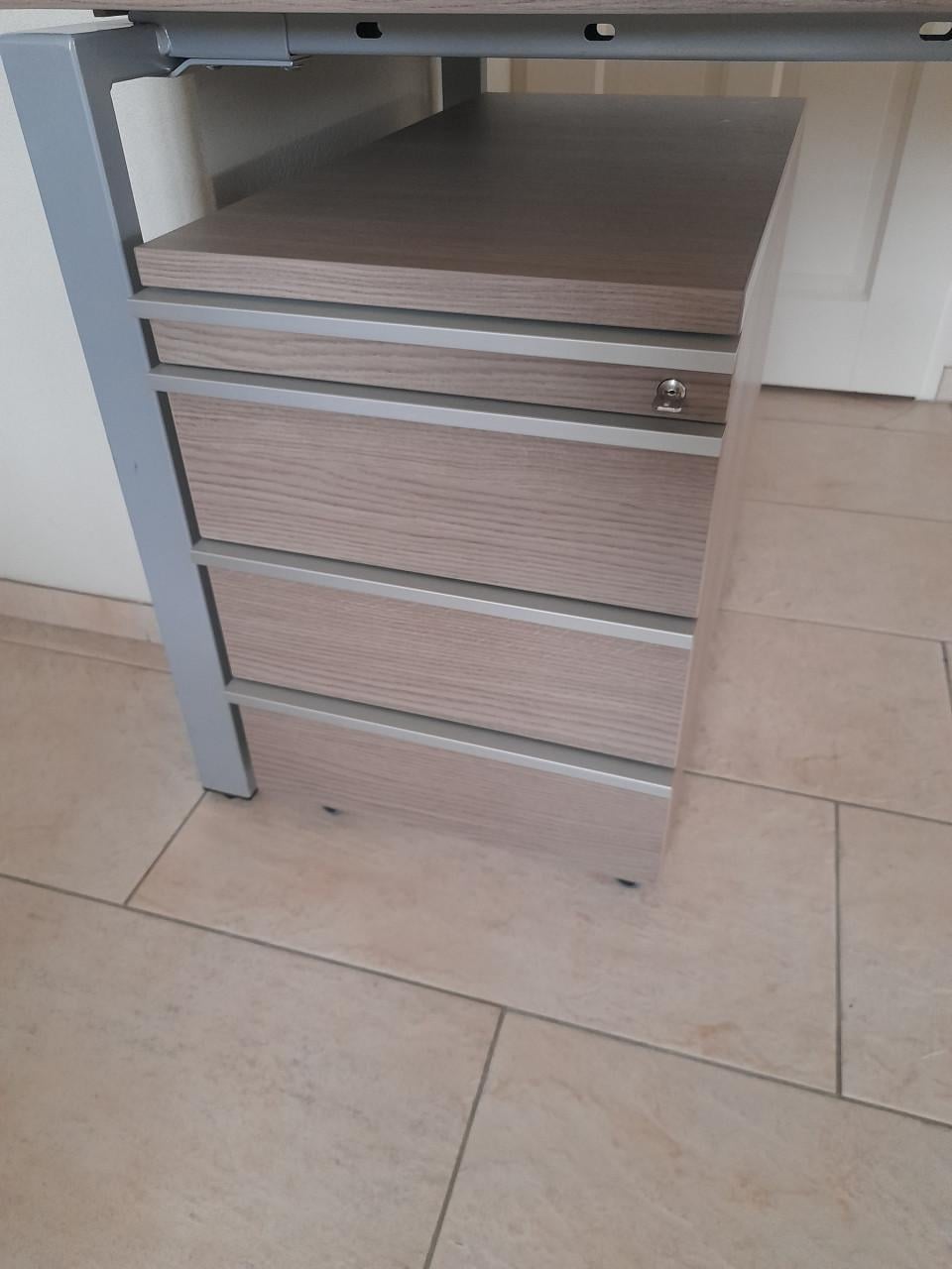 Hoekbureau  90 x 180 + 60 x 80 (z.g.a.n.) Kantoor kwaliteit!  Zeer netjes