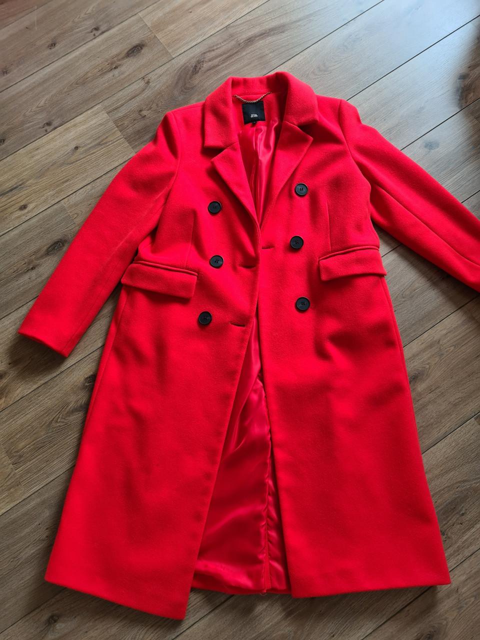 Mooie lange rode jas van River Island met een klassieke dubbele rij knopen