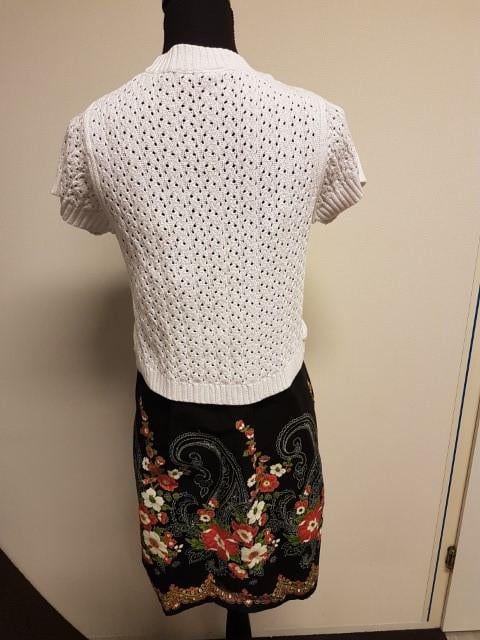 Jurk met parels en borduursels en vestje