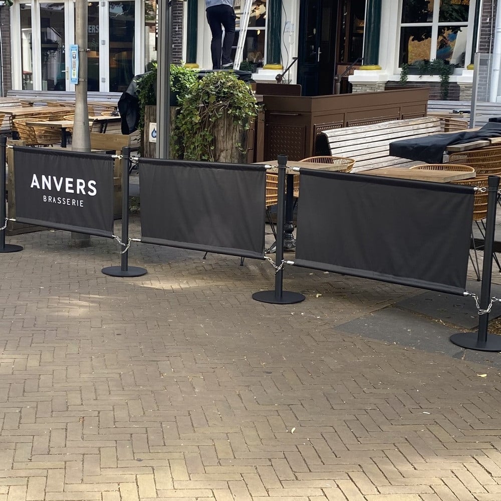 Terras afscheiding met banner