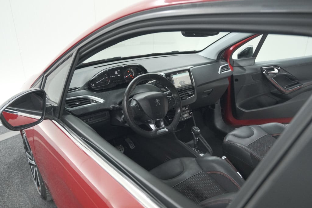 Peugeot 208 puretech 110 gt-line | apple carplay | parkeersensoren | climat
