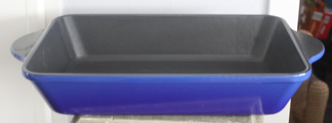 Zware blauwe gietijzeren ovenschaal