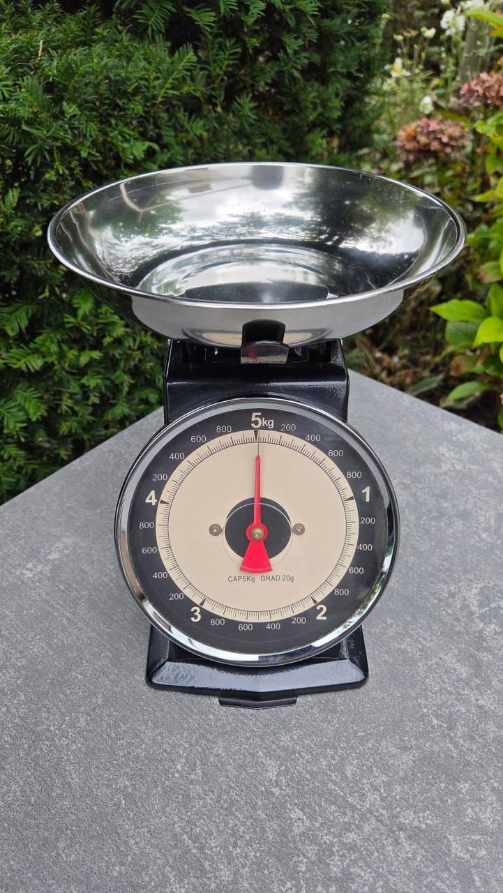🤩 Zwarte retro keukenweegschaal