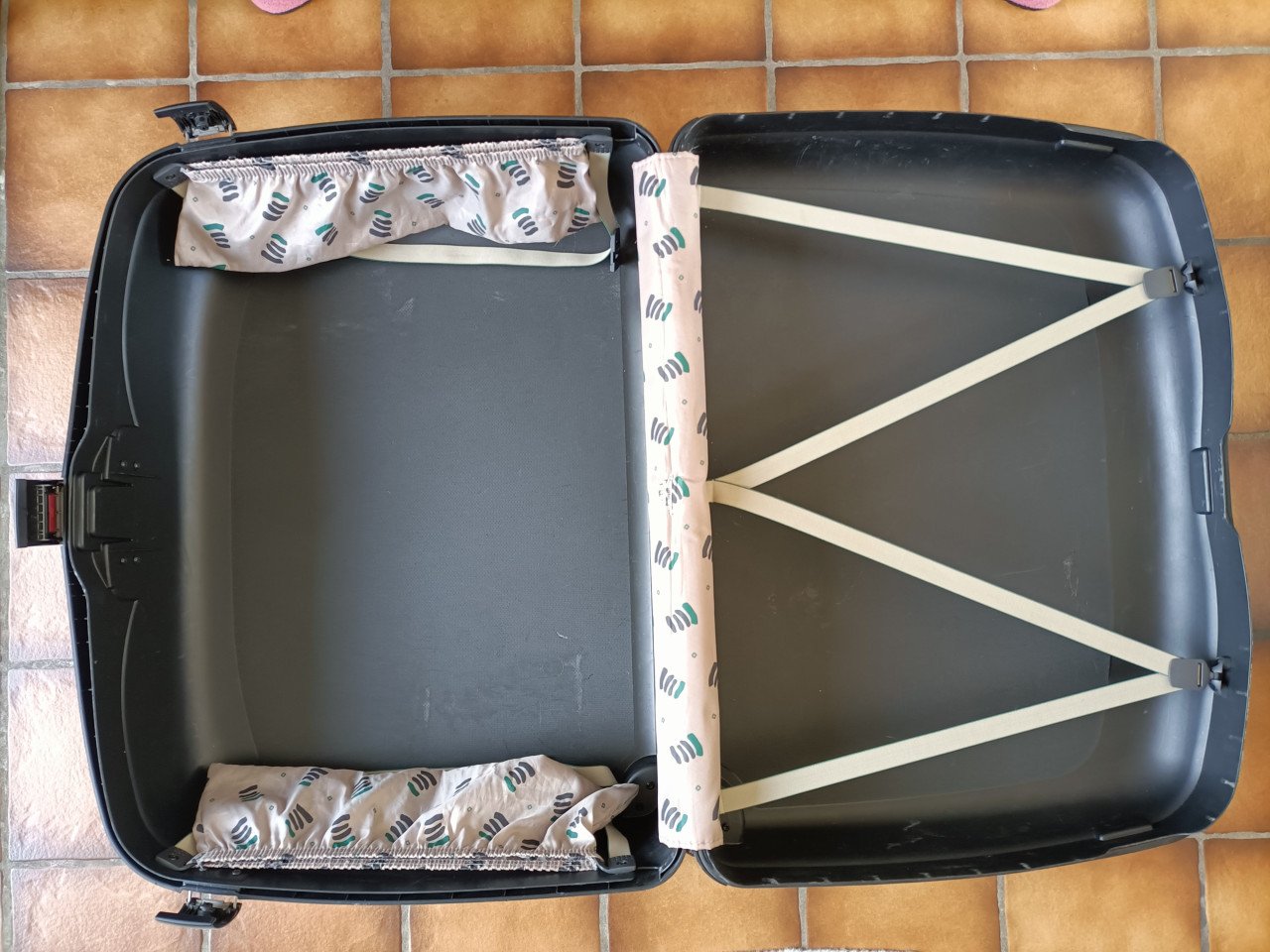 Stevige Samsonite (harde) koffer met 2 wielen en cijfer slot. Maten: L75 cm
