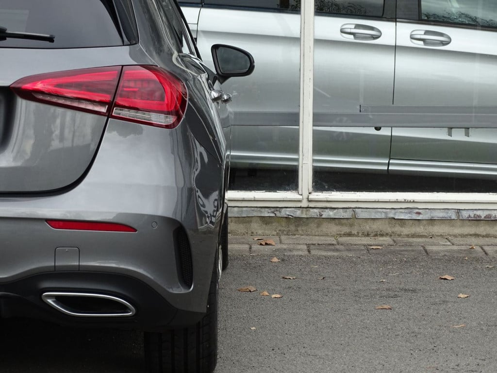 Mercedes-Benz A-Klasse 180 business solution amg | pano | led | el trekhaak