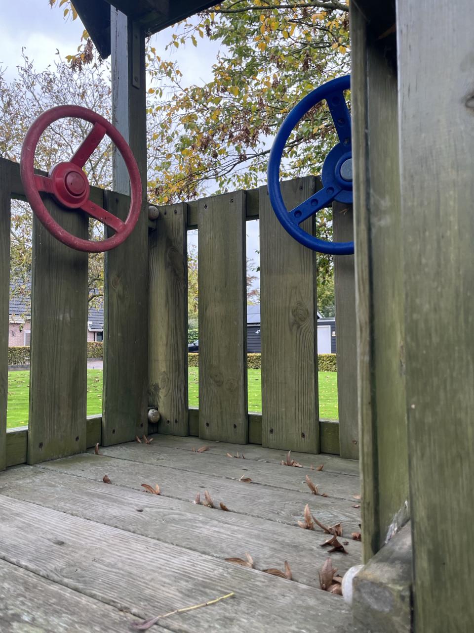 Speeltoestel met schommels,  glijbaan, enz.