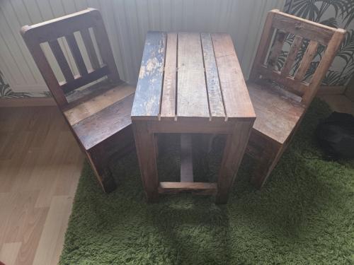 Zet 2 kinderstoeltjes met tafel