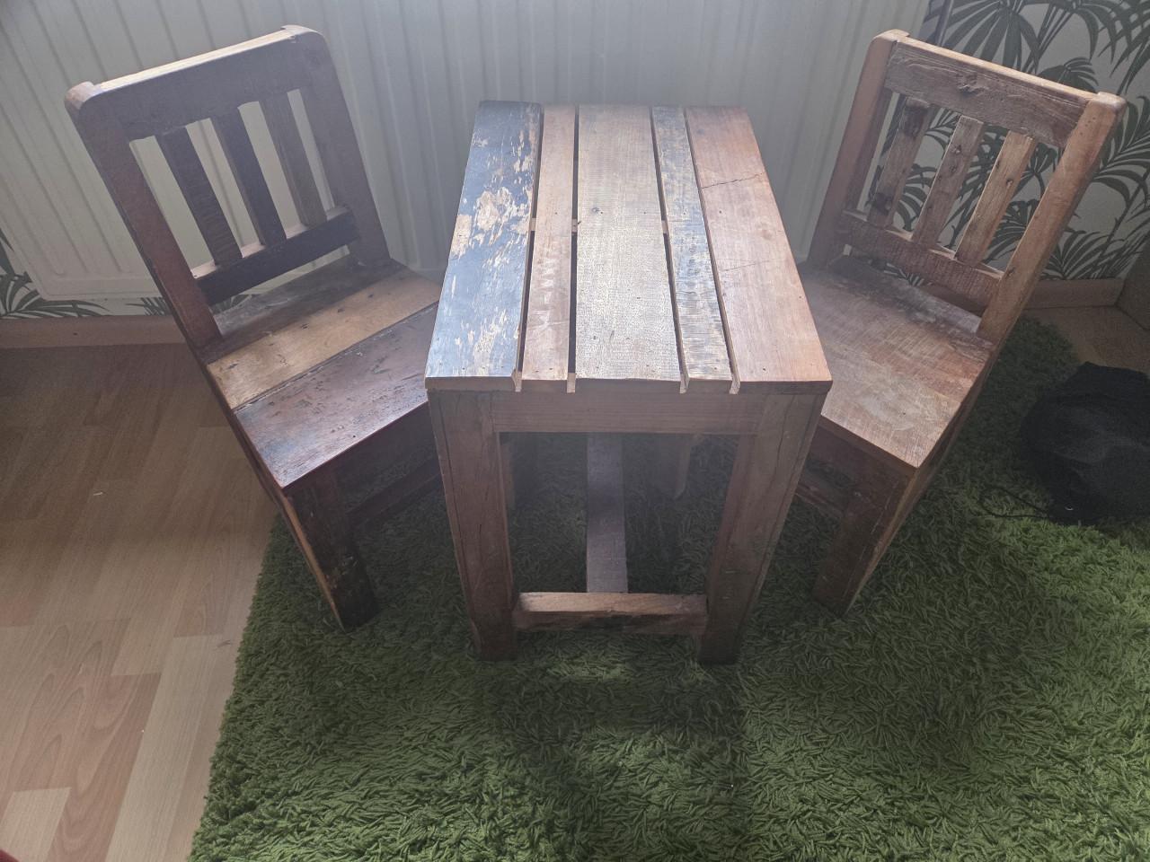 Zet 2 kinderstoeltjes met tafel