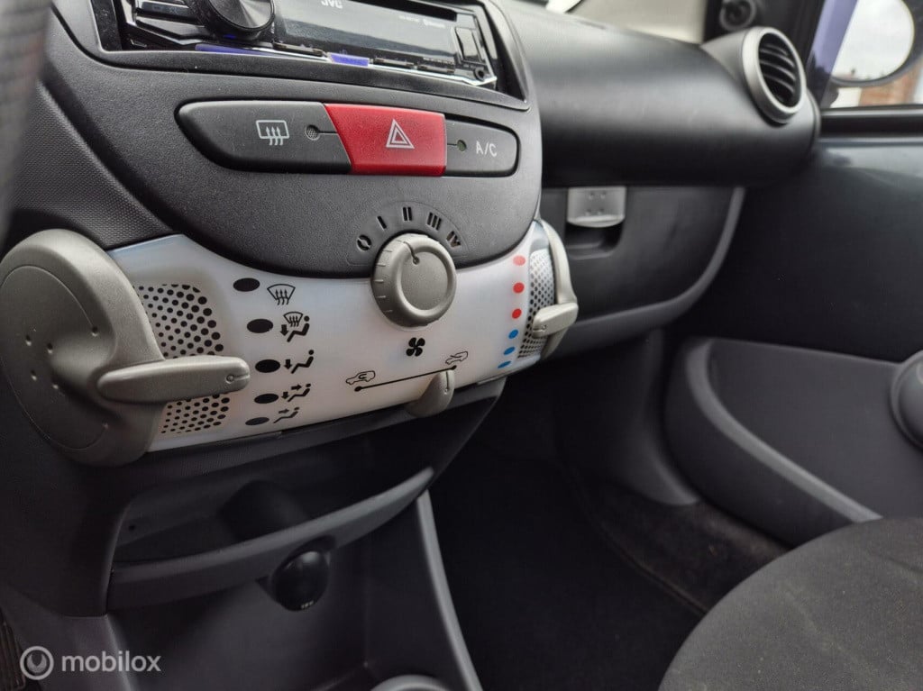 Peugeot 107 1.0 xs automaat / 5- deurs / airco / bluetooth