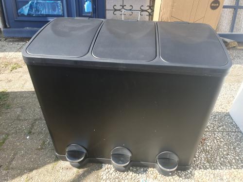 Zwarte Bayt prullenbak 60 L (3×20 L)  • pedaal • deuk