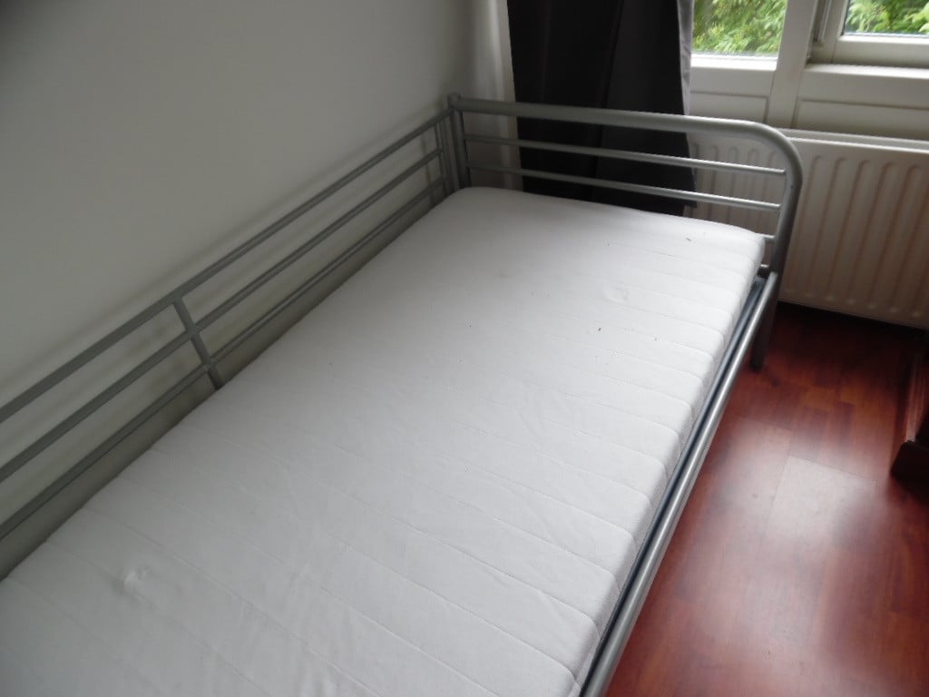 Eénpersoonsbed.