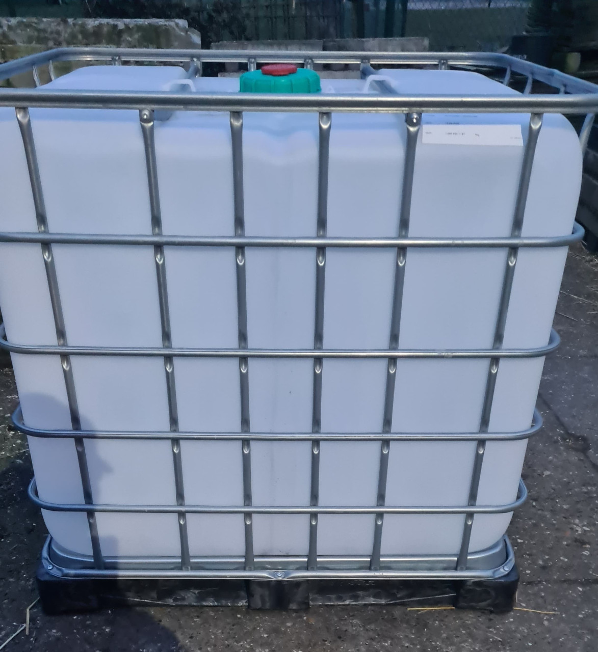IBC met kunststof pallet