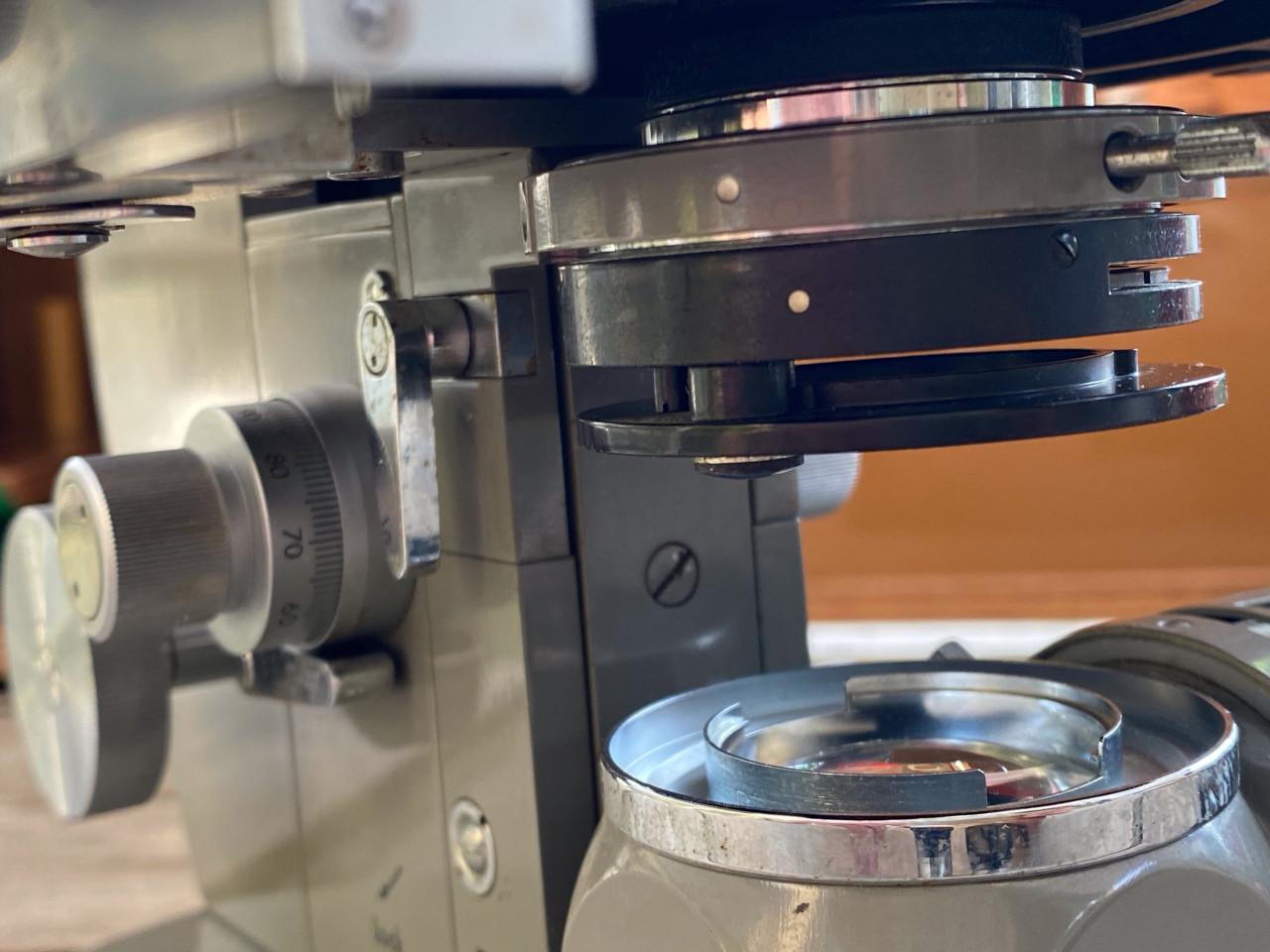 Microscoop Olympus Model E binoculair met polarisatie mogelijkheid