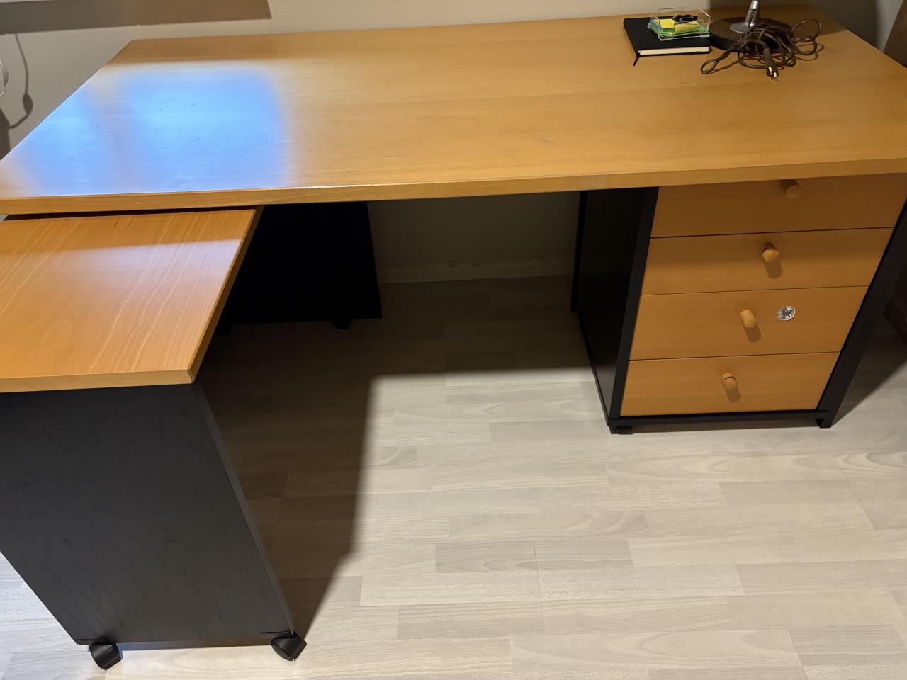 Bureau met lade blok en tafel.