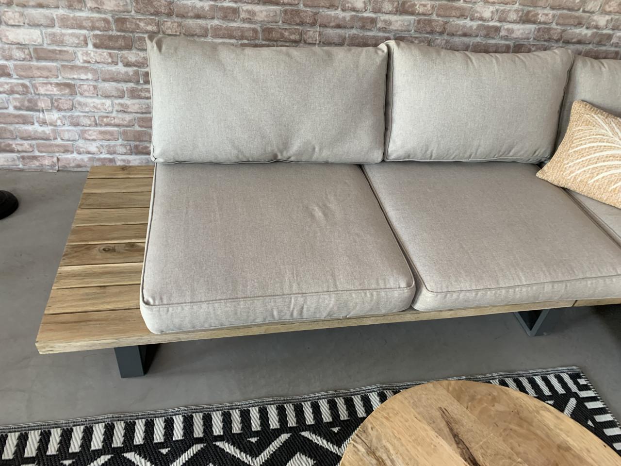 Loungeset met harthoud en grijs aluminium en kussens en tafels