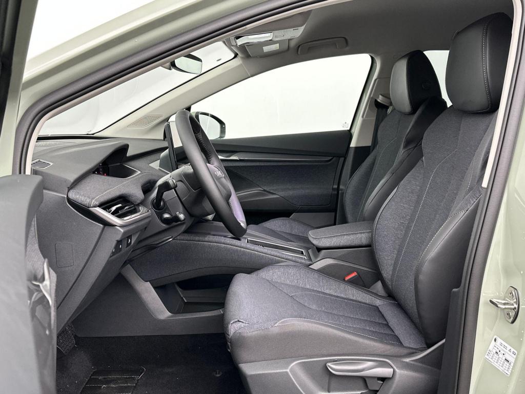 Skoda Elroq business edition tour elektromotor 210 kw / 286 pk